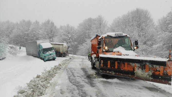 Kütahya Domaniç’te aniden bastıran kar trafiği felç etti