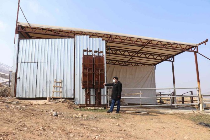 Merakı, sudan elektrik üreten cihaz yaptırdı