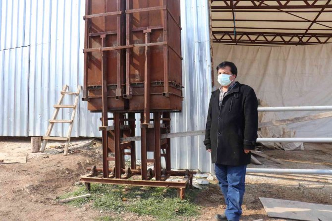 Merakı, sudan elektrik üreten cihaz yaptırdı