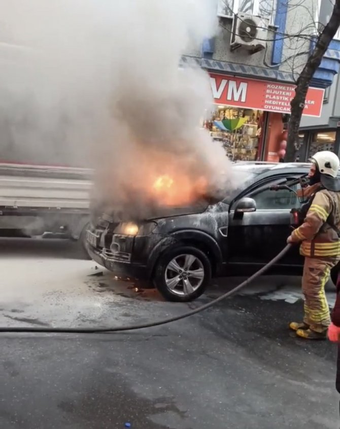 Otomobil alev alev yandı