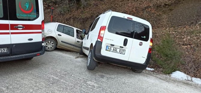 Otomobil ile kamyonet kafa kafaya çarpıştı