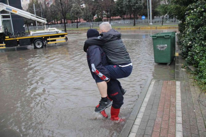 Otomobilde mahsur kaldı