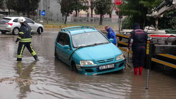 Otomobilde mahsur kaldı