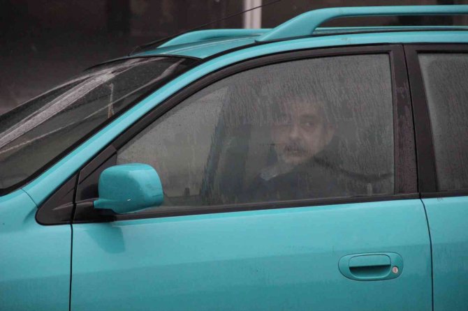 Otomobilde mahsur kaldı