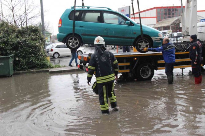 Otomobilde mahsur kaldı