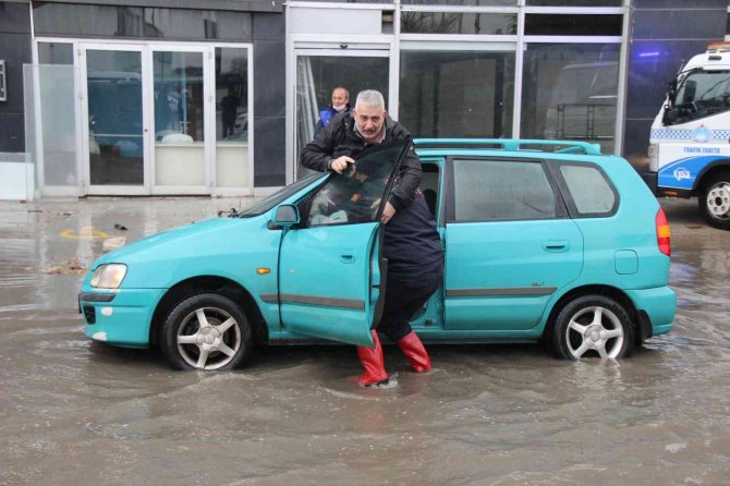 Otomobilde mahsur kaldı