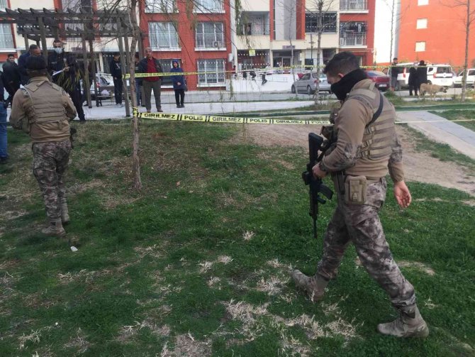 Platonik aşık dehşet saçtı, hançerle öldürdü, arkadaşını yaraladı