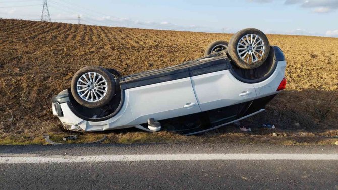 Seyir halindeki otomobil takla attı