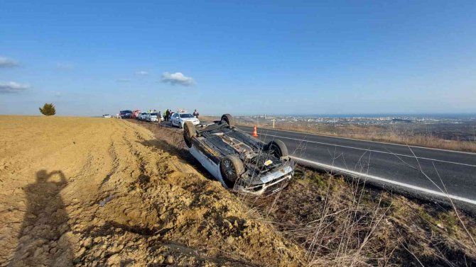 Seyir halindeki otomobil takla attı