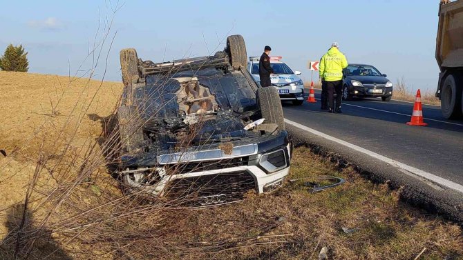 Seyir halindeki otomobil takla attı