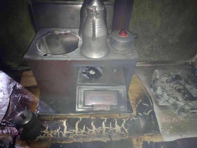 Soba yakmak için kullanılan benzin evde patlamaya neden oldu