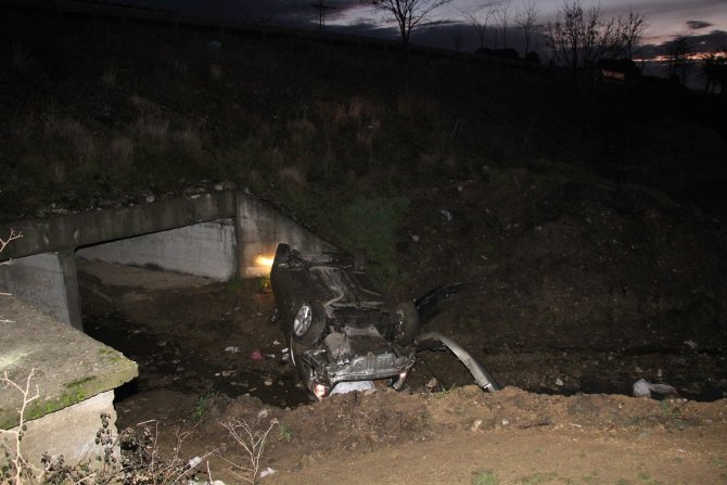Yağışlı havada kontrolden çıkan otomobil dere yatağına uçtu: 3 yaralı