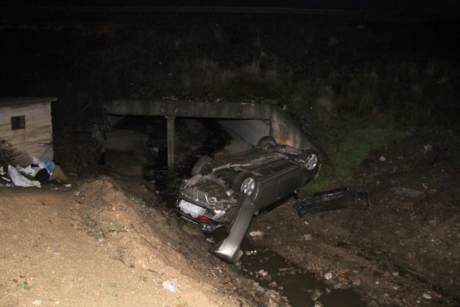 Yağışlı havada kontrolden çıkan otomobil dere yatağına uçtu: 3 yaralı