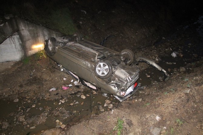Yağışlı havada kontrolden çıkan otomobil dere yatağına uçtu: 3 yaralı