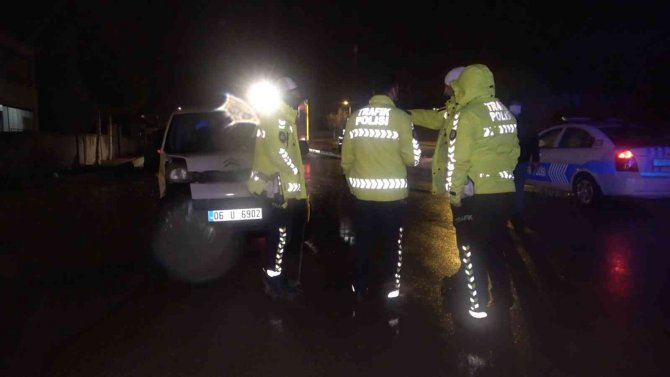 Alkollü sürücü, hafif ticari araca çarptı: 1 yaralı