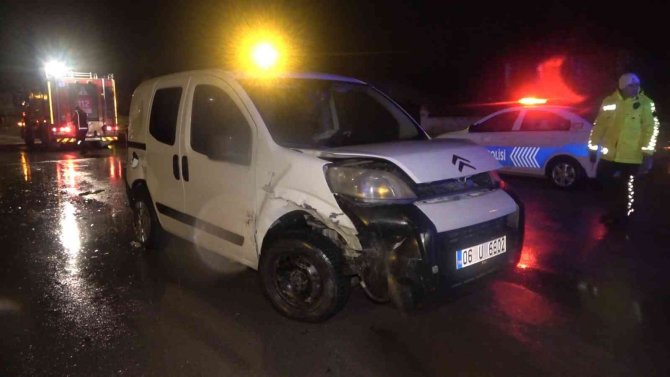 Alkollü sürücü, hafif ticari araca çarptı: 1 yaralı