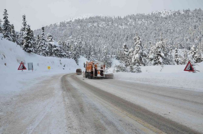 Antalya-Konya karayolu tırlar hariç araç trafiğine açıldı