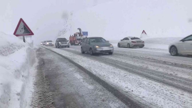 Antalya-Konya karayolu tırlar hariç araç trafiğine açıldı