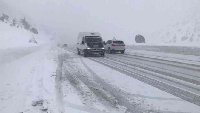 Antalya-Konya karayolu tırlar hariç araç trafiğine açıldı