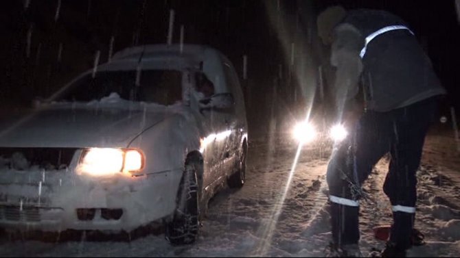 Antalya-Konya karayolu yoğun kar ve tipi nedeniyle tırların geçişine kapatıldı