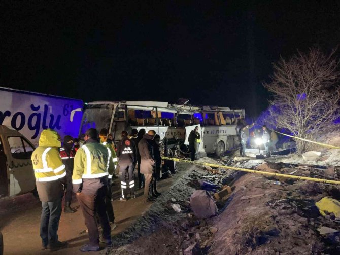 Cenaze yakınlarını taşıyan yolcu otobüsü devrildi: 2 ölü, 27 yaralı