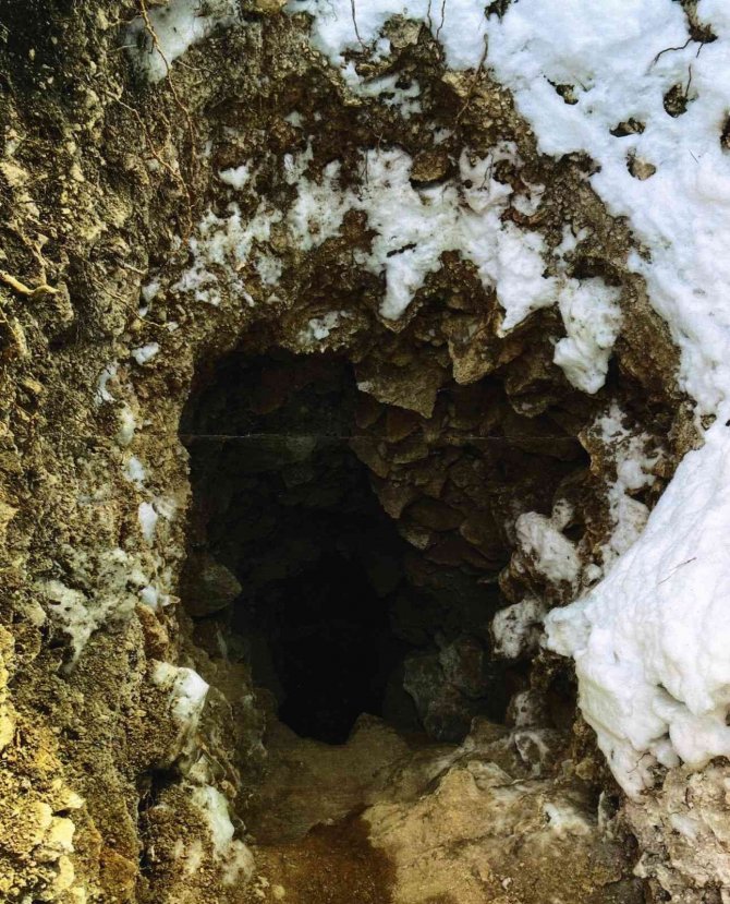 Define bulmak için kazdıkları 11 metrelik çukurda yakalandılar