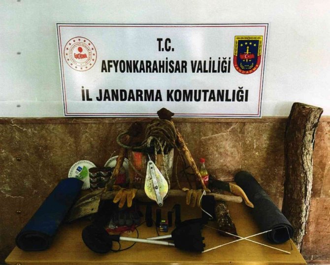 Define bulmak için kazdıkları 11 metrelik çukurda yakalandılar