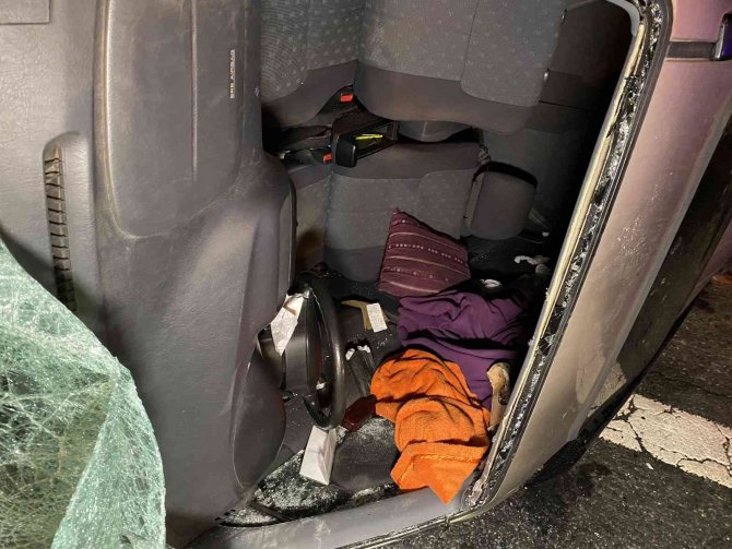 Direksiyon başında uyuyakalan sürücü cipe çarptı