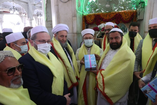 Diyanet İşleri Başkanı Erbaş, Lahor’da Pakistanlı alimlerle bir araya geldi