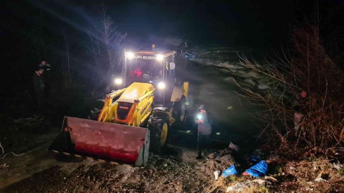 Geçmeye çalıştıkları çayda su seviyesi yükselince ölümden döndüler