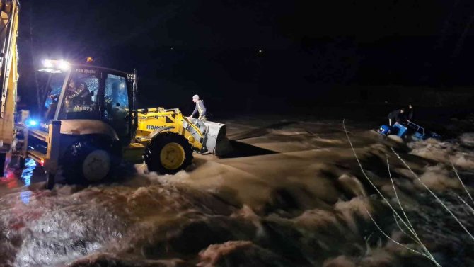 Geçmeye çalıştıkları çayda su seviyesi yükselince ölümden döndüler