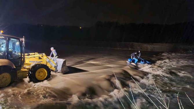 Geçmeye çalıştıkları çayda su seviyesi yükselince ölümden döndüler