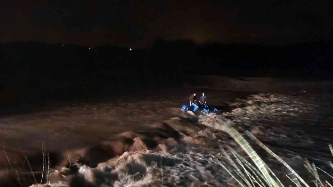 Geçmeye çalıştıkları çayda su seviyesi yükselince ölümden döndüler