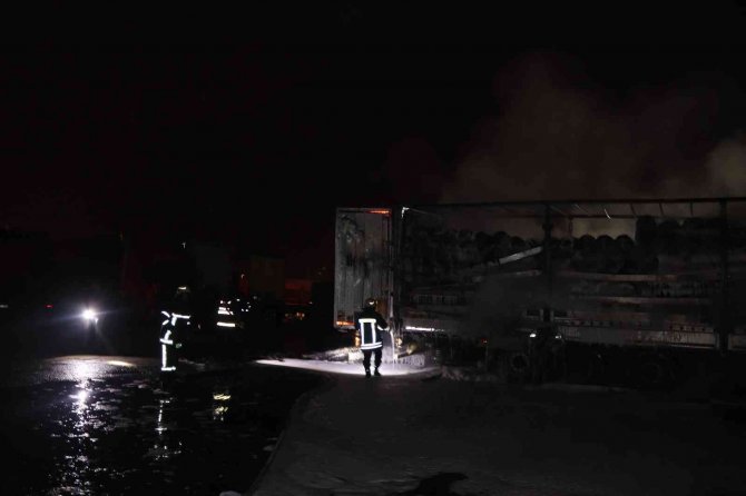 Kayseri’de yangın paniği: 10 dükkan ve 3 tır küle döndü