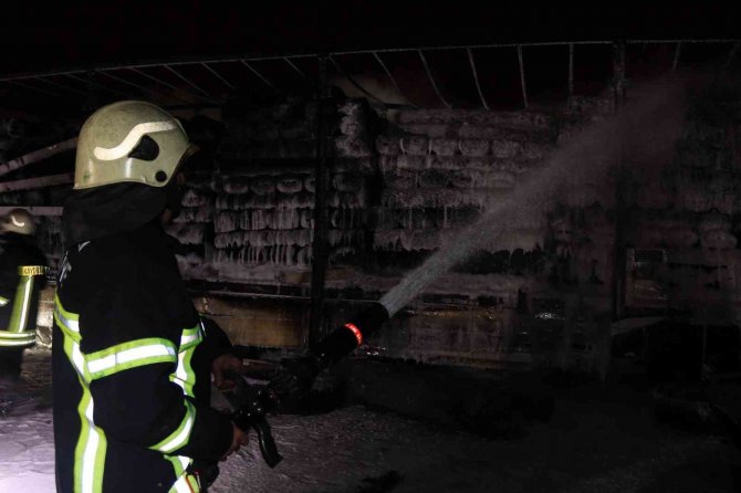 Kayseri’de yangın paniği: 10 dükkan ve 3 tır küle döndü