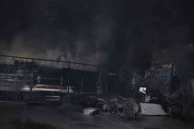 Kayseri’de yangın paniği: 10 dükkan ve 3 tır küle döndü