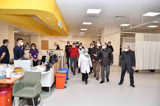 Konya Valisi Özkan’dan otobüs kazasında yaralananlara ziyaret