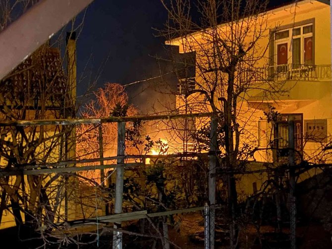 Panodan sızan doğalgaz alev aldı