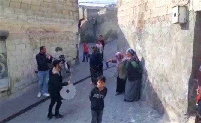 Şanlıurfa’da davullu zurnalı metruk ev yıkımı