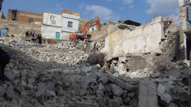 Şanlıurfa’da davullu zurnalı metruk ev yıkımı