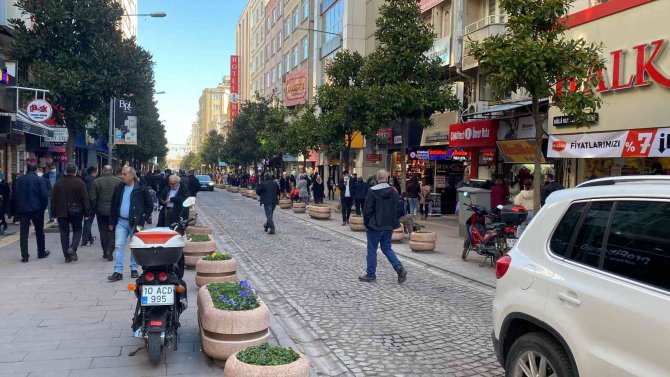 Şehrin simgesi Milli Kuvvetler caddesi güneşli havada doldu taştı