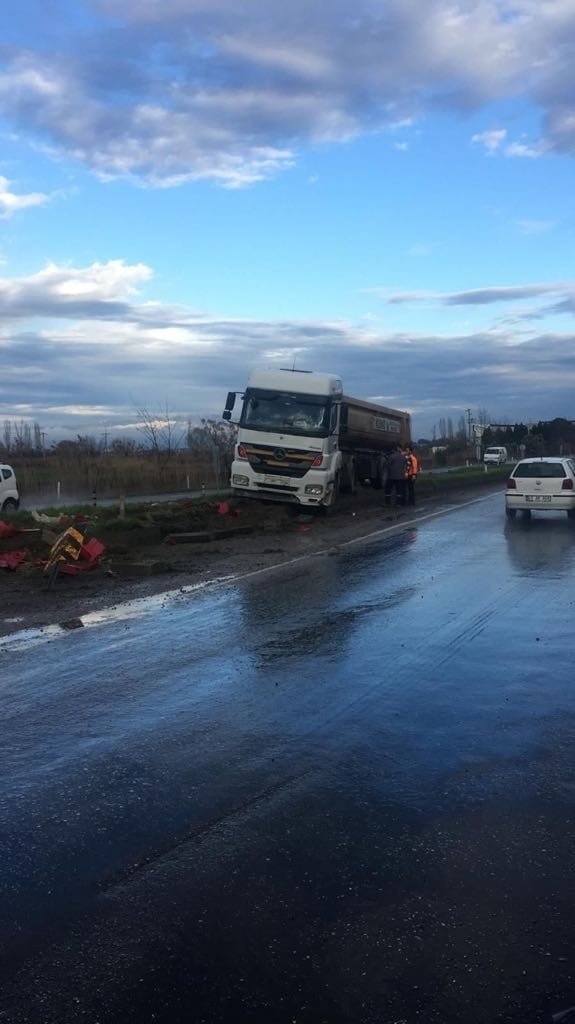 Yağmur sonrası kayganlaşan yol kazaya neden oldu