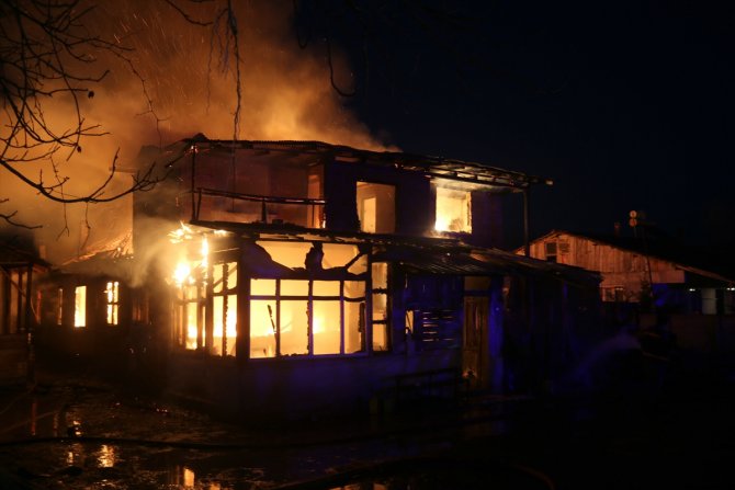 Türk Kızılaydan Düzce'de evi yanan aileye yardım