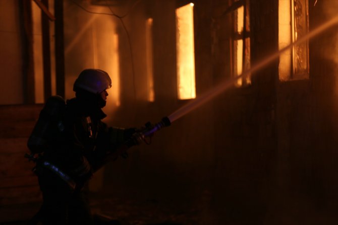 Türk Kızılaydan Düzce'de evi yanan aileye yardım