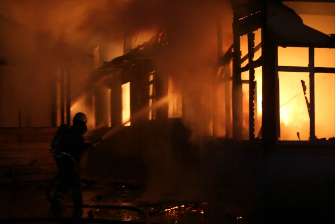 Türk Kızılaydan Düzce'de evi yanan aileye yardım