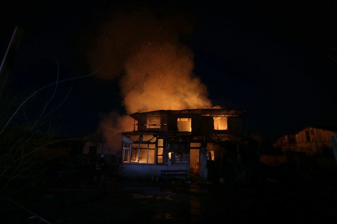 Türk Kızılaydan Düzce'de evi yanan aileye yardım