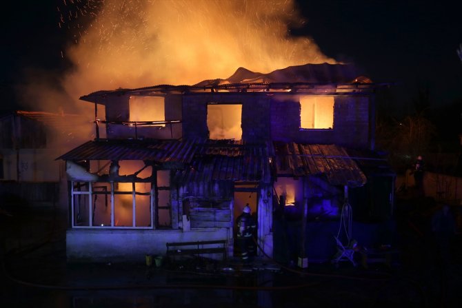 Türk Kızılaydan Düzce'de evi yanan aileye yardım
