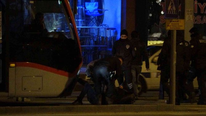 Alkollü şahıs tramvayın önüne yattı, ortalığı birbirine kattı