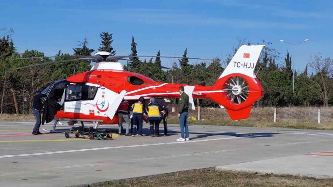 Avcının kazara vurduğu çiftçi ambulans helikopterle hastaneye yetiştirildi