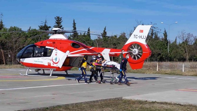 Avcının kazara vurduğu çiftçi ambulans helikopterle hastaneye yetiştirildi